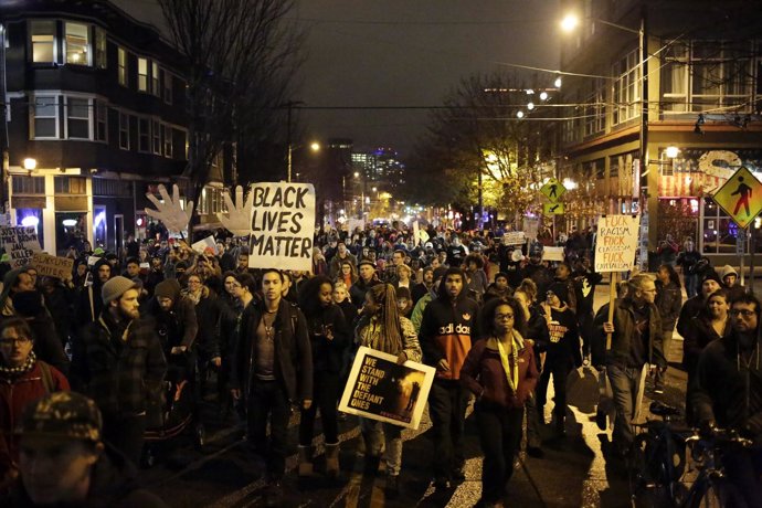 Manifestación pacífica en Seatlle en contra de los disturbios en Ferguson.