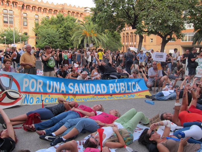 Protesta Contra Los Recortes Ante La Conselleria De Sanidad