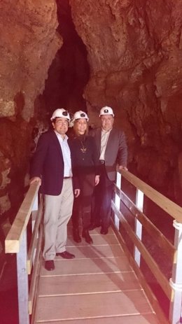 Serrano (centro) en la visita inaugural a la Cueva del Yeso de Baena
