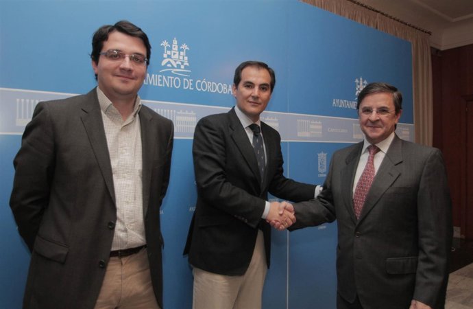 Nieto (centro) y Rapún (dcha.) se dan la mano en presencia de Bellido