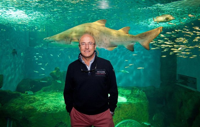 El catedrático posa en las instalaciones del Acuario