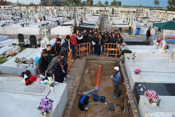 Trabajos en la fosa común del cementerio de San Roque en Puerto Real