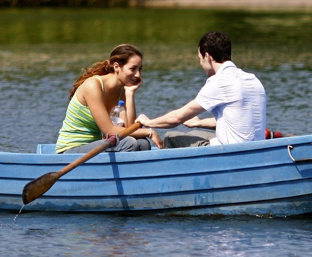 Una pareja hablando en una barca