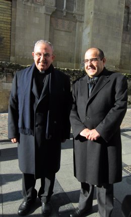 Pérez Moya y Jiménez Güeto ante la Catedral y antigua mezquita