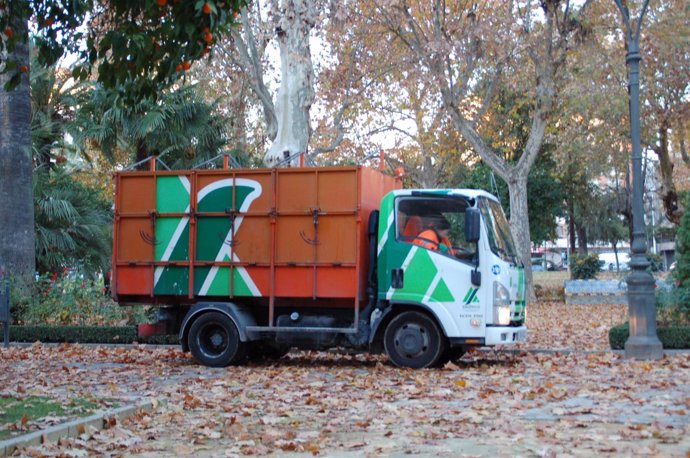 Camión antiguo de recogida residuos en las calles de Sadeco