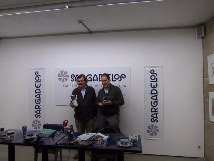 Segismundo García y Antonio Reigosa en presentación de figuras de Sargadelos