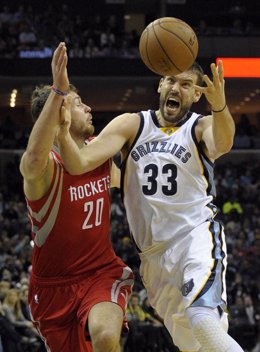 Marc Gasol pelea por un balón ante Houston