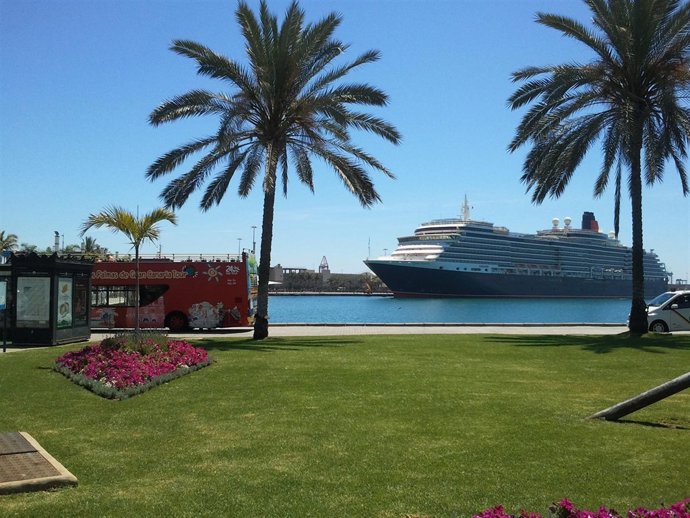 El Queen Victoria  llegando a Las Palmas.