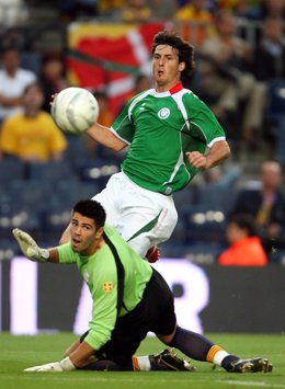 Aduriz pelea con Valdés un balón en un Catalunya-Euskadi de 2006
