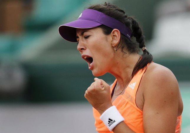 Garbiñe Muguruza celebra un punto ante Serena Williams