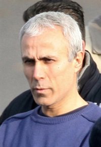 El hombre que intentó matar a Juan Pablo II en 1981 deposita rosas blancas en su tumba