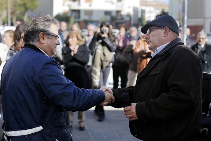  Zoido Junto Al Dirigente Vecinal Ricardo Molina