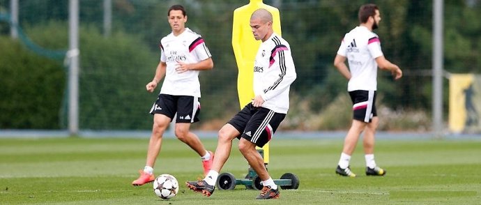 Pepe y Chicharito Hernández en el entrenamiento del Real Madrid