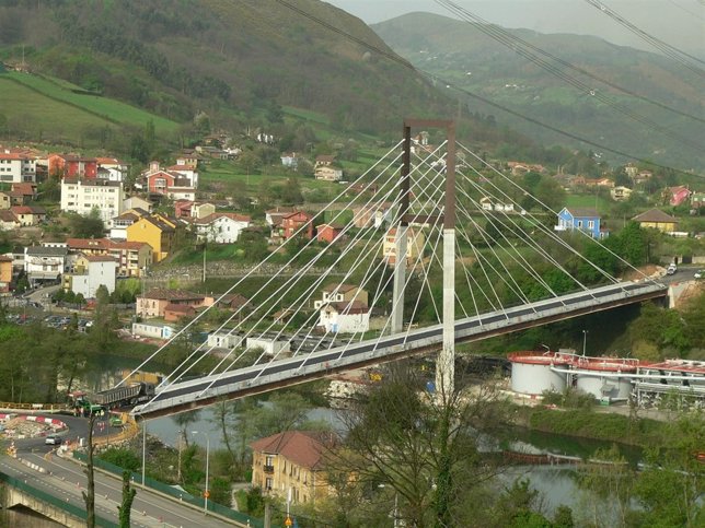 Puente Atirantado Del Acceso A Soto De Ribera.