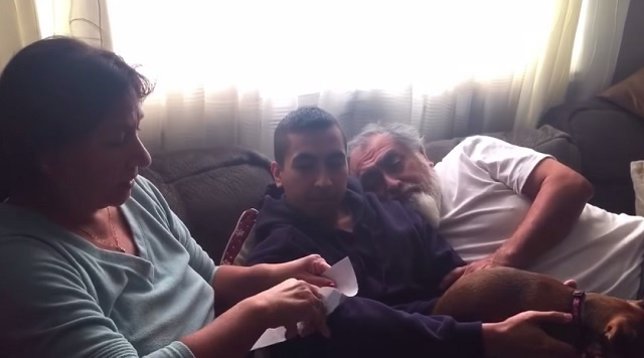 Joe Riquelme sorprende a sus padres por Navidad