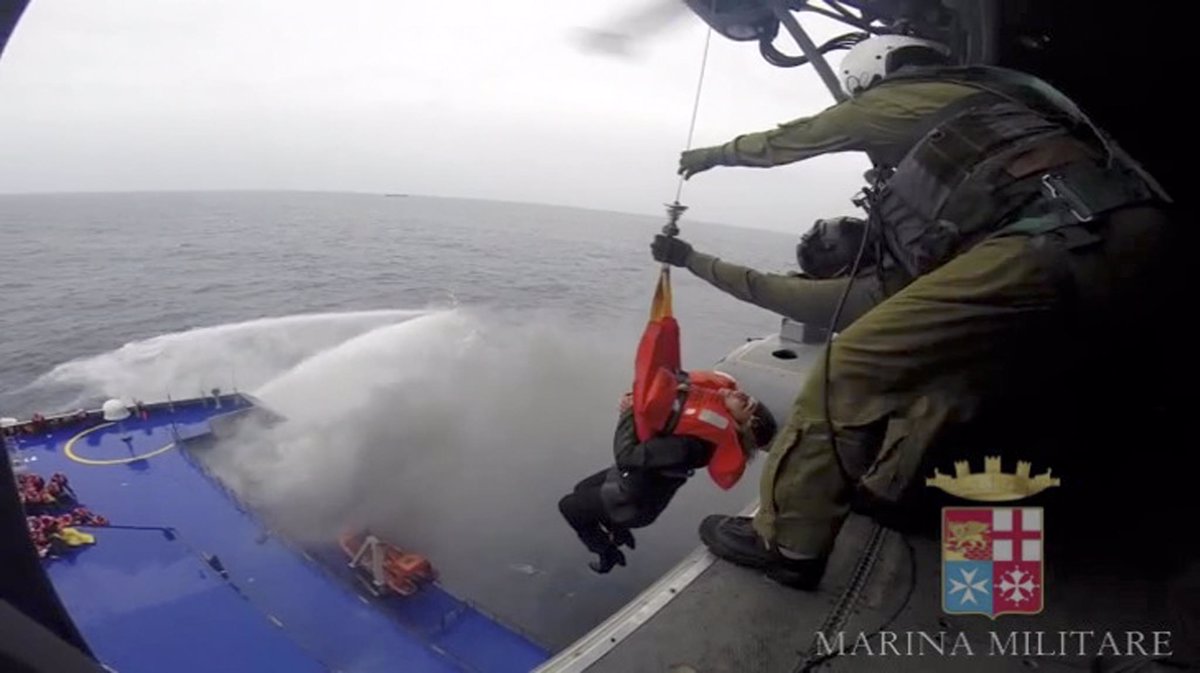 El rescate de los pasajeros del ferry incendiado en el Adriático, en