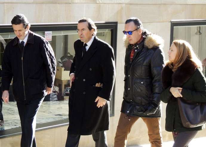 JAIME DE MARICHALAR SIN SUS HIJOS EN LA MISA FUNERAL DE SU PADRE 