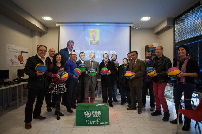 Entrega Cajas Solidarias de la FEB y SEUR