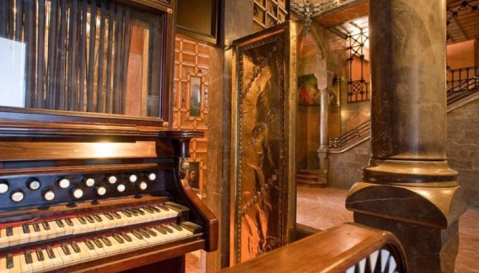 Consola del órgano diseñado por Gaudí, en el salón central del Palau Güell