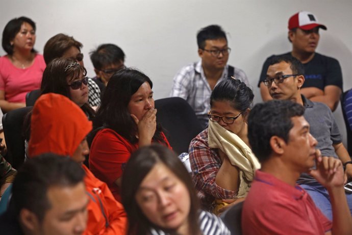 Familiares del vuelo QZ8501 de AirAsia desaparecido en Indonesia
