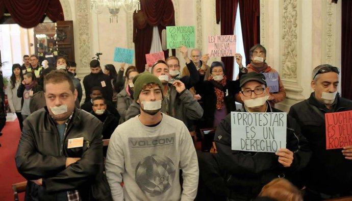 Protesta que ha obligado a interrumpir el Pleno del Ayuntamiento de Cádiz