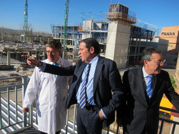 El consejero de Sanidad observa las obras 