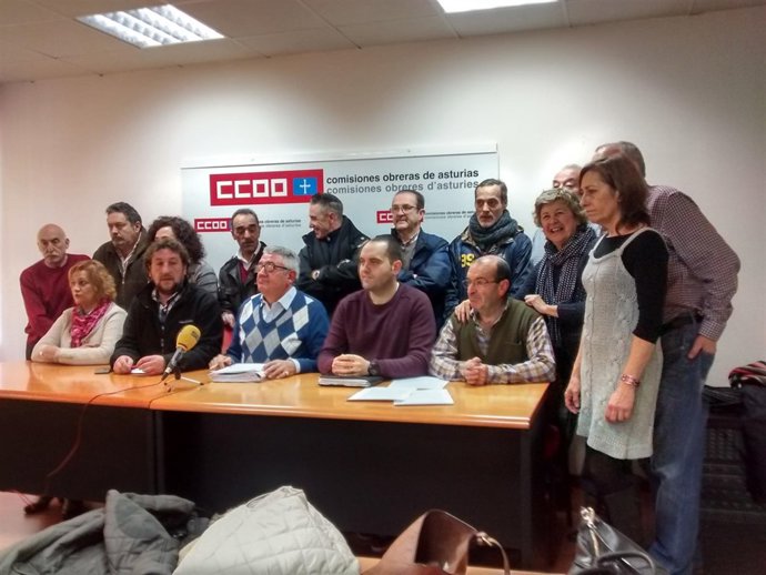 Los trabajdores despedidos del Reconquista y el comite empresa con UGT y CCOO 