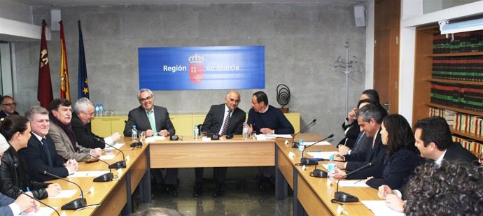 El jefe del Ejecutivo preside la firma de convenios en materia tributaria