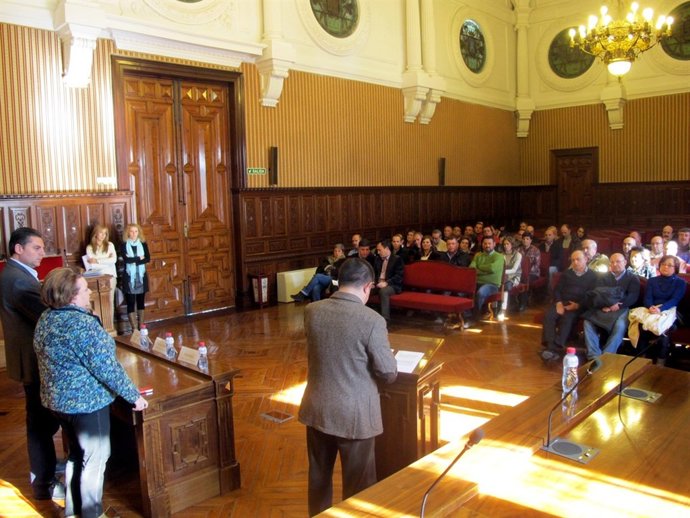 Reyes, de espaldas, en el acto con el que termina el proceso de funcionarización