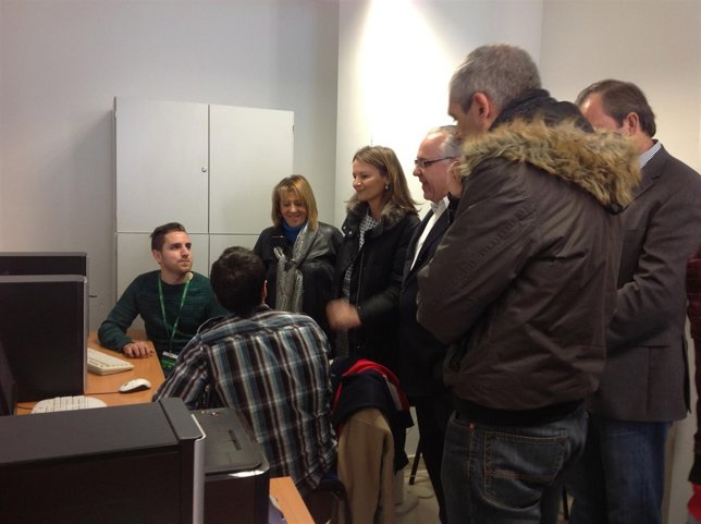 Gálvez, junto a Cobo y Estrella, con beneficiarios de Emple@joven.