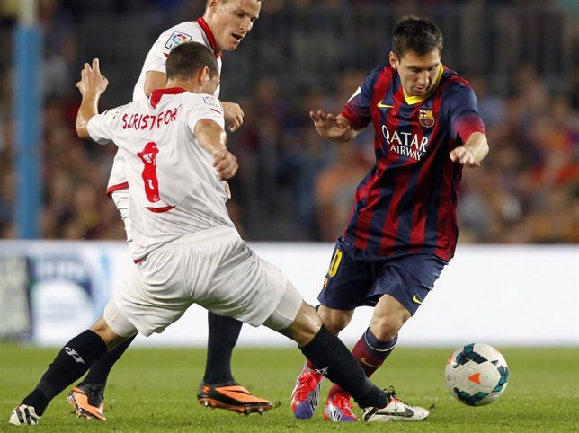 Messi elude al sevillista Cristóforo