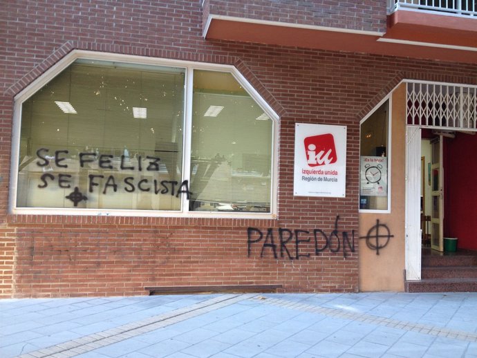 IU-Verdes denuncia pintadas neonazis en su sede regional de Murcia