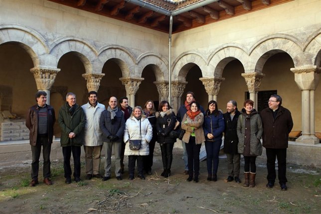 Parlamentarios visitan las obras del claustro de la Catedral de Tudela.