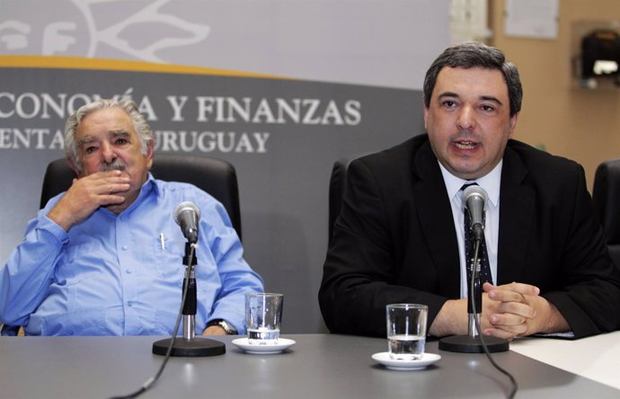 El presidente uruguayo, José Mujica, y su ministro de Economía, Mario Bergara