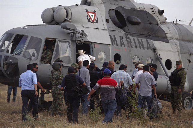 Un helicóptero traslada al fundador de las Autodefensas, Hipólito Mora