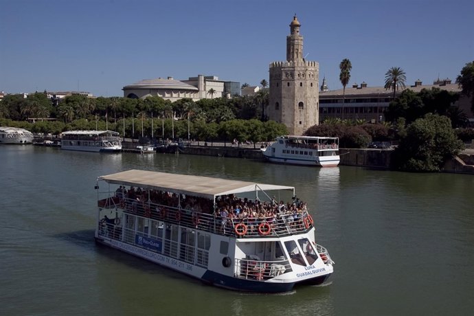 Estudiantes Erasmus De La UPO Navegando Por El Guadalquivir