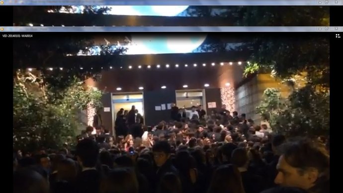 Jóvenes a las puertas del Alameda Palace en la Nochevieja del pasado año
