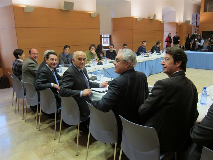 Garre con sus consejeros en el tradicional desayuno navideño con los medios