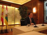 Sanz ve "algo efímero" la irrupción de nuevas fuerzas políticas