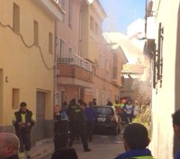 Bomberos extinguen el incendio de la vivienda en Cehegín en el que han muerto un menor, su tío y su abuela