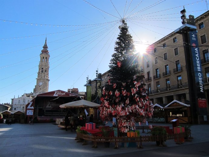 El árbol de los deseos y las casetas navideñas en la Plaza del Pilar