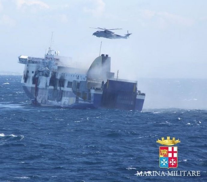 Helicóptero militar italiano sobre el ferry 'Norman Atlantic', en el Adriático