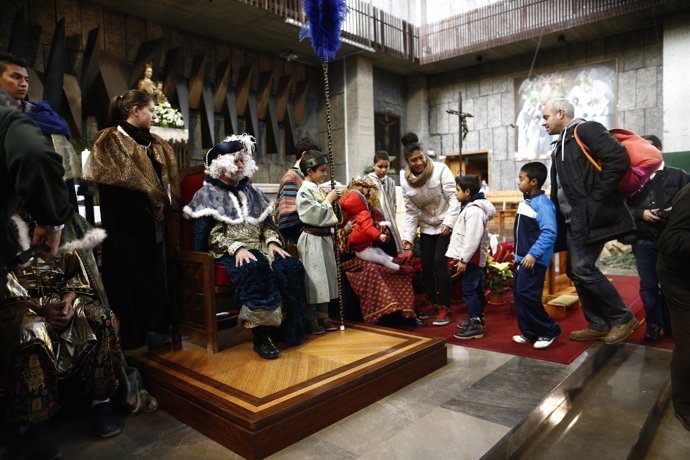 Los Reyes Magos reparten regalos a niños pobres en la Parroquia de la Merced