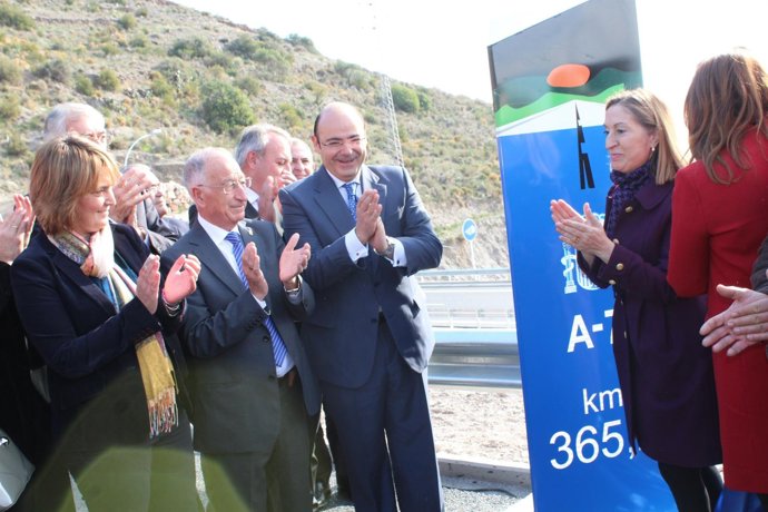 Ministra de Fomento, Ana Pastor, inagurando tramo de la A-7