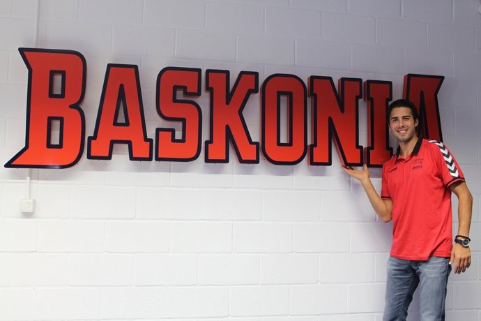 Sasha Vujacic, presentado en el Baskonia