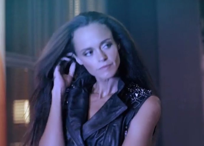 Shaila durcal estrema delgadez en el videoclip 