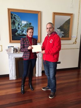 La alcaldesa entrega el cheque a Cruz Roja