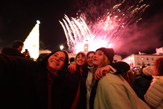 Cuatro mujeres se hacen un selfie con los fuegos artificiales de fondo en la Real Casa de Correos tras las Campanadas de Fin de Año 2022, en la Puerta del Sol, a 1 de enero de 2023, en Madrid (España).