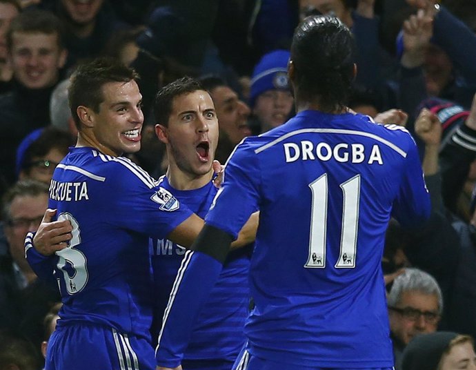 Hazard celebra con Azpilicueta y Drogba un gol con el Chelsea