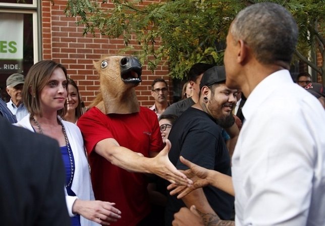 Obama saluda a un hombre con careta de caballo